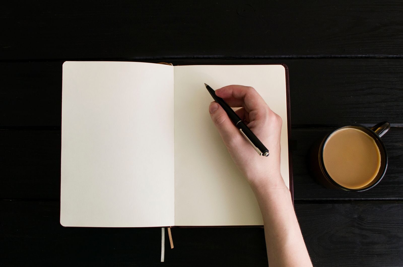 Illustration : carnet ouvert et prise de notes
