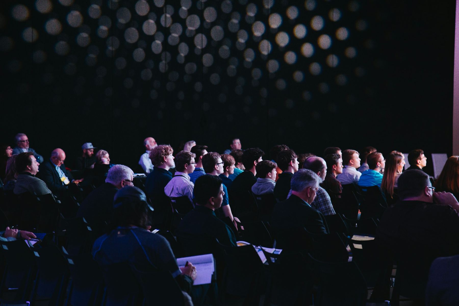 Illustration du format : salle de conférence, public de dos