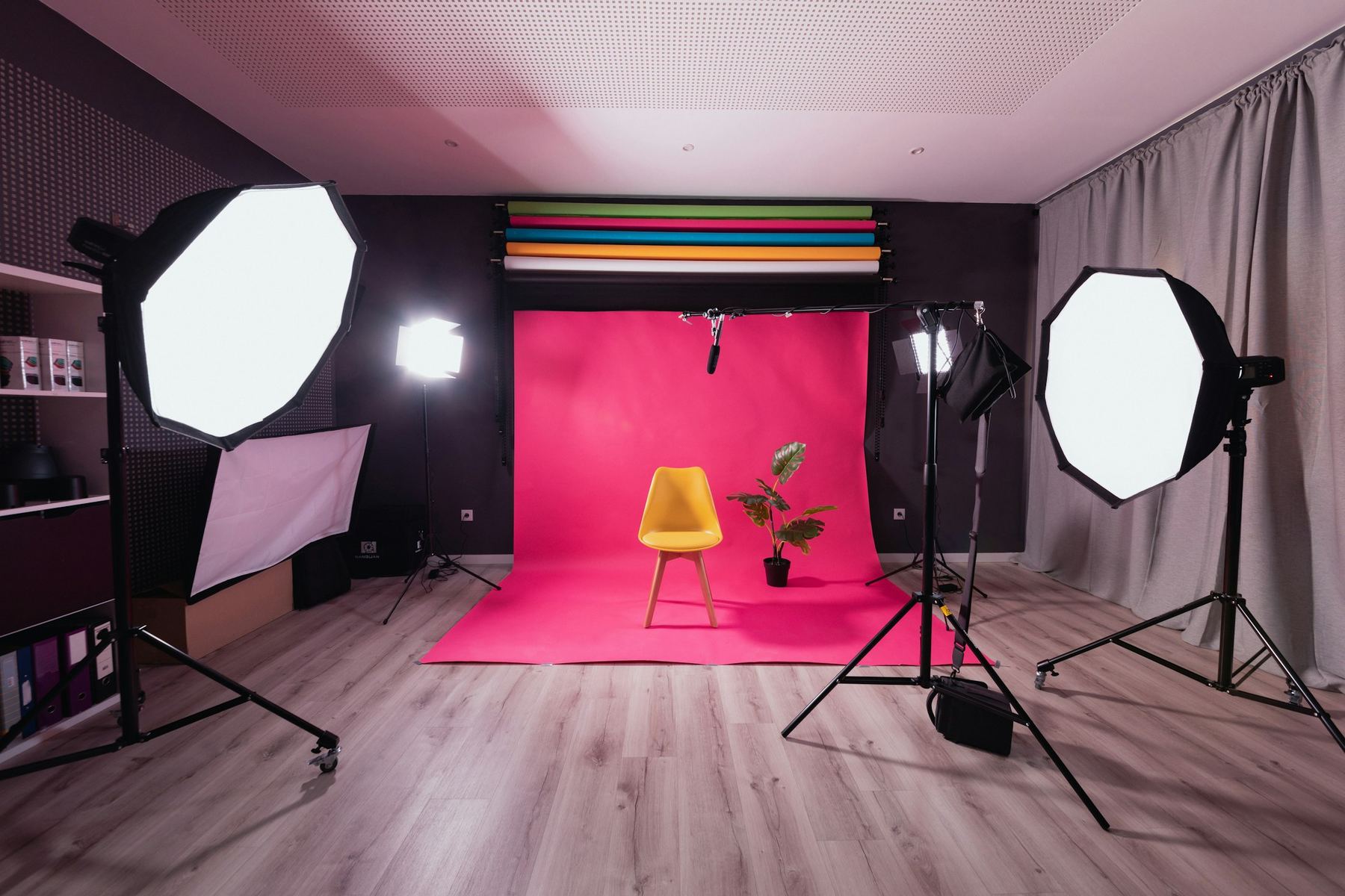 Illustration du format : studio éclairé, fond coloré